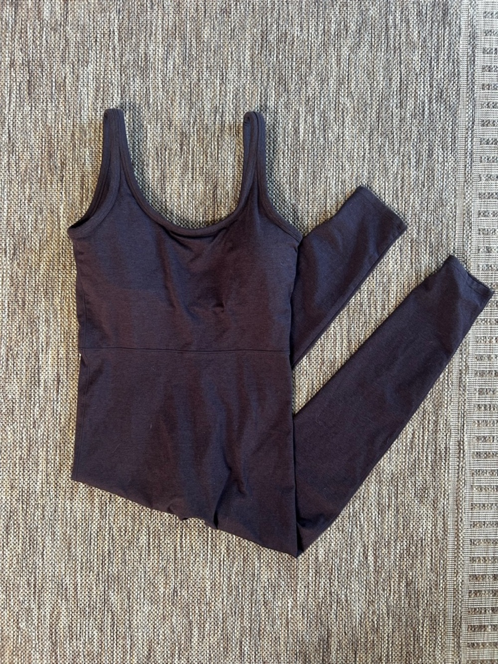 vuori halo essential jumpsuit in brown | size large